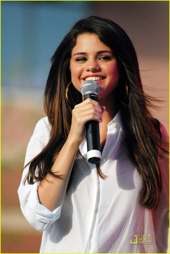 selena-gomez-who-says-platinum-13 - Selena Gomez Who Says  Go Platinum