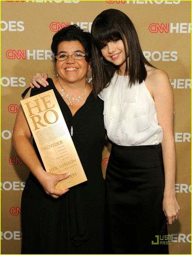 selena-gomez-cnn-hero-03