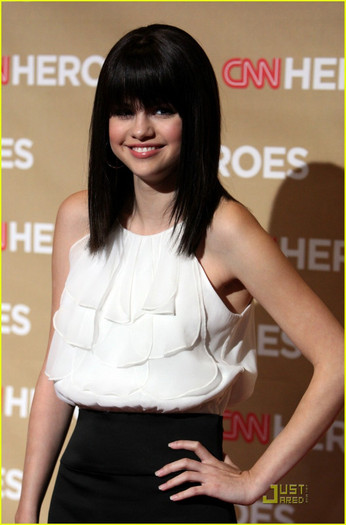 selena-gomez-cnn-hero-11