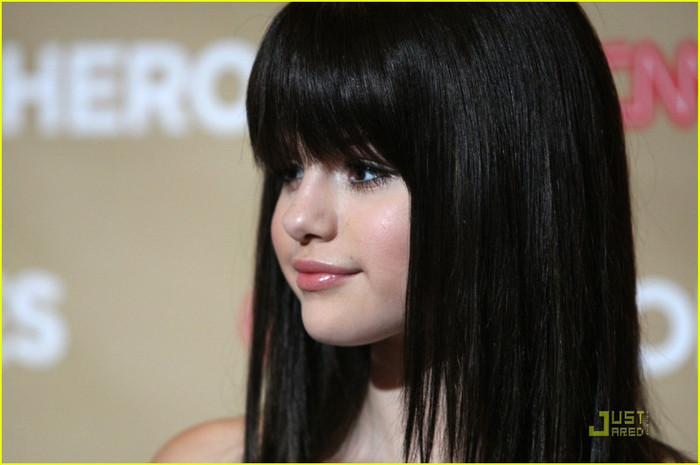 selena-gomez-cnn-hero-13