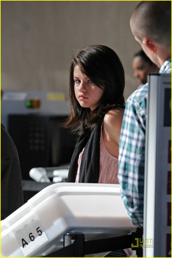 selena-gomez-security-sunglasses-01