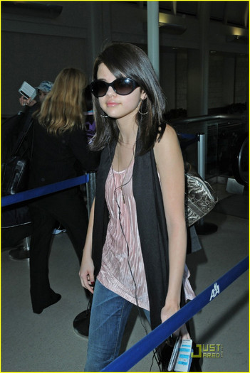 selena-gomez-security-sunglasses-02 - Selena Gomez Heads Home For Thanksgiving