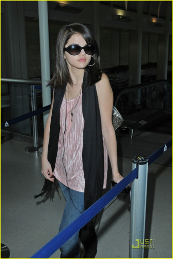 selena-gomez-security-sunglasses-04