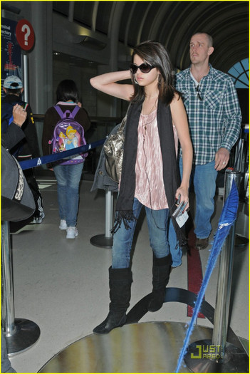 selena-gomez-security-sunglasses-06 - Selena Gomez Heads Home For Thanksgiving