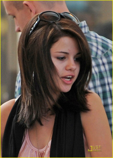 selena-gomez-security-sunglasses-07