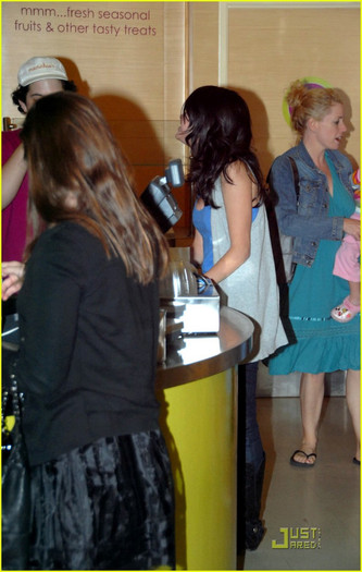 selena-gomez-unicef-07