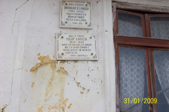 100_4446  Placi comemorative pe casa lui Lascu Nicolae nr.262. - Case vechi traditionale din satul Palos-Ardeal
