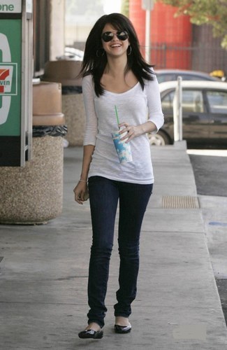 selena-gomez-20080918-456120