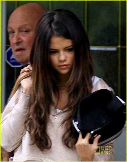 selena-gomez-justin-bieber-grandparents-houset-04
