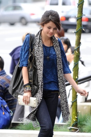 selena-gomez-tolani-scarf - disney actress 2