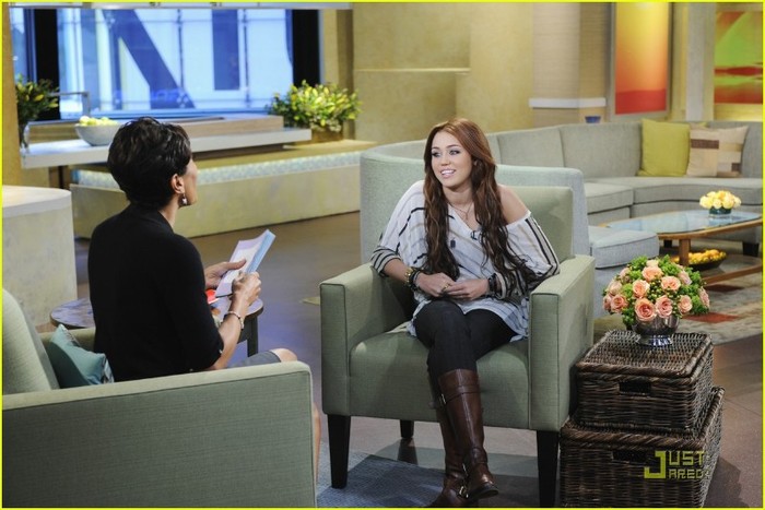 miley-cyrus-ama-red-carpet-01