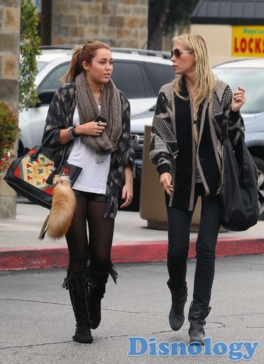 Miley-Cyrus-Breakfast-With-Mom-Tish-Cyrus