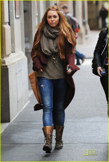 miley-cyrus-nyc-shopper-02