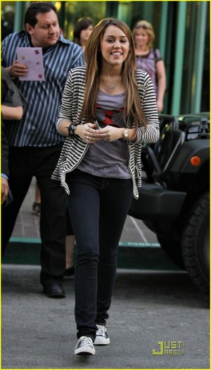 miley-cyrus-radio-disney-02