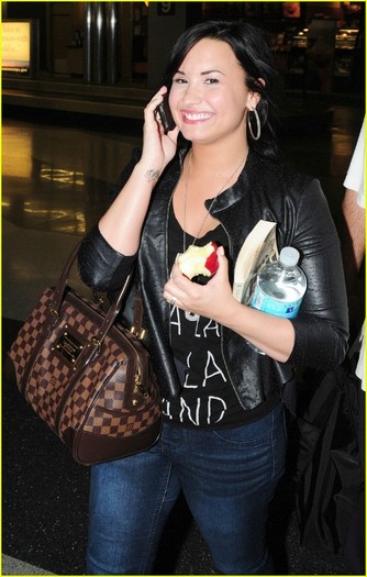 demi-lovato-chicago-apple-04