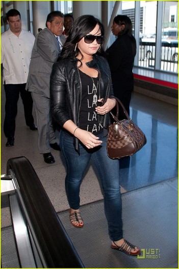 demi-lovato-la-lax-02
