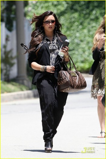 demi-lovato-lunchtime-lady-01