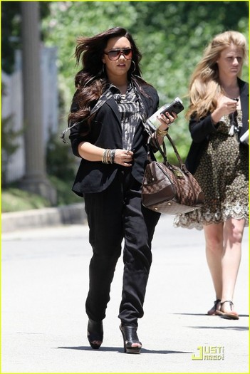 demi-lovato-lunchtime-lady-05
