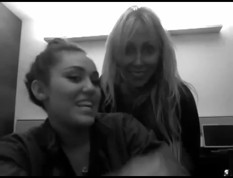 bscap0072 - Miley and Tish Greet Manila