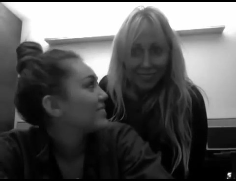 bscap0085 - Miley and Tish Greet Manila
