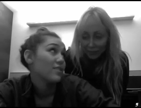 bscap0163 - Miley and Tish Greet Manila