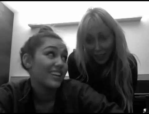 bscap0164 - Miley and Tish Greet Manila