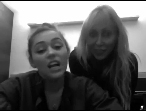 bscap0169 - Miley and Tish Greet Manila