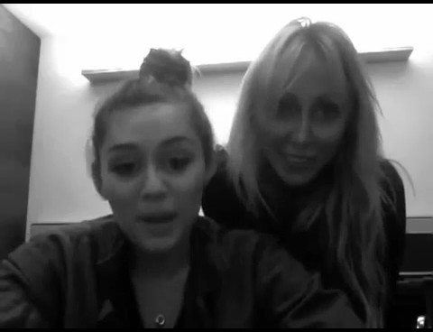 bscap0170 - Miley and Tish Greet Manila