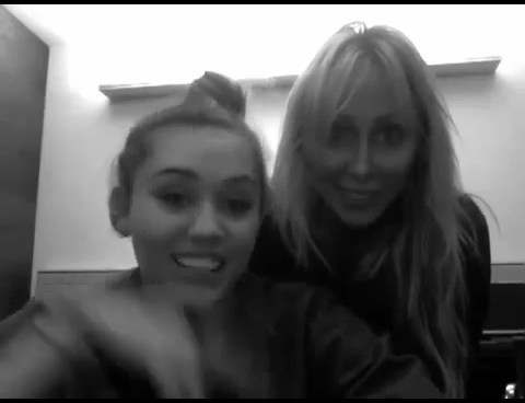 bscap0172 - Miley and Tish Greet Manila