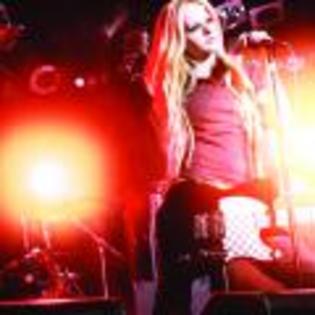 avrillavigne_bestdamnthing_albumphoto9 - 000 17 iunie am luat vacanta 1000 de vizitatori