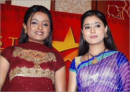 68873_102123213190103_100001772738659_11804_1540400_n - sara khan sadhna culoarea fericirii