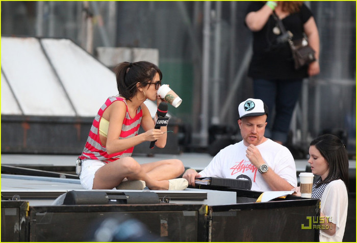 selena-gomez-mmva-rehearsal-02