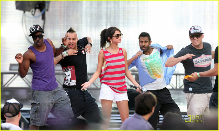 selena-gomez-mmva-rehearsal-03 - Selena Gomez  MMVA Rehearsal   Look A Like Contest