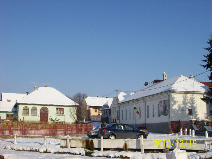 Cladirea localului de scoala ,cu doua sali de clasa,construit in 1901. - Scoala din sat si Caminul Cultural