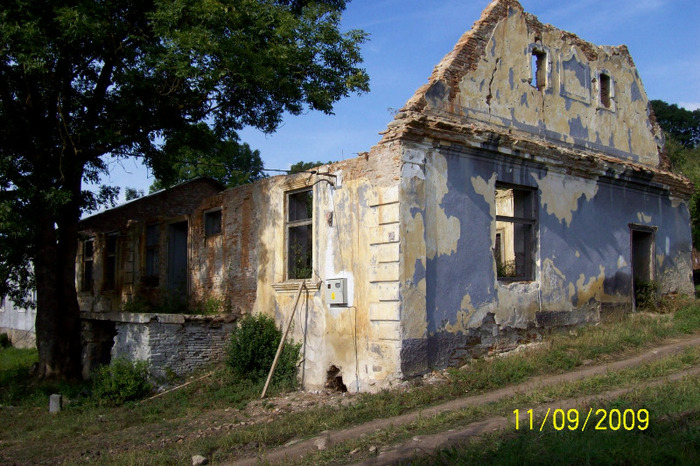 O alta cladire in care a functionat Scoala de Sus,chiar cu clasele I-VIII,pana in anii \'70. - Scoala din sat si Caminul Cultural