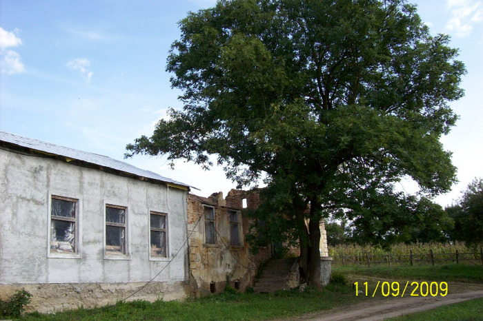 Fostul local al SCOLII DE SUS ,construit in anii \'60 ,cu patru sali de clasa,care afunctionat cu op - Scoala din sat si Caminul Cultural