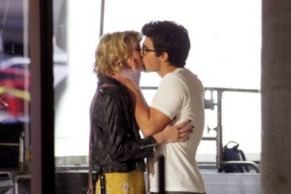 Joe-Jonas-Kissing-Chelsea-Staub-300x200[1]