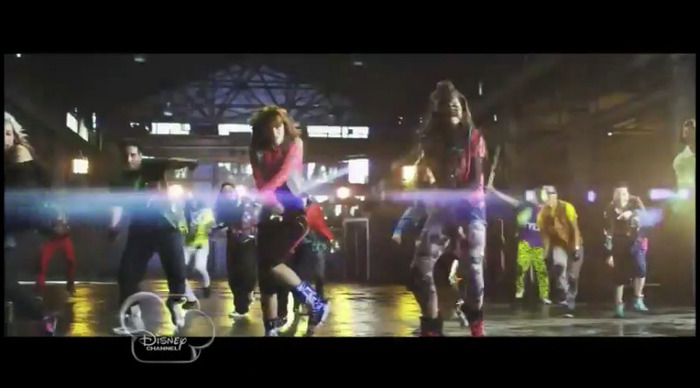 bscap0272 - 0    Bella And Zendaya-Watch Me-ScreenCaps 0