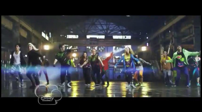 bscap0273 - 0    Bella And Zendaya-Watch Me-ScreenCaps 0
