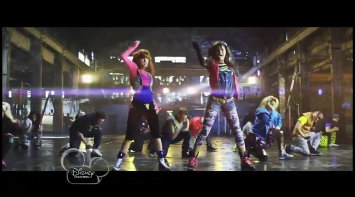 bscap0289 - 0    Bella And Zendaya-Watch Me-ScreenCaps 0