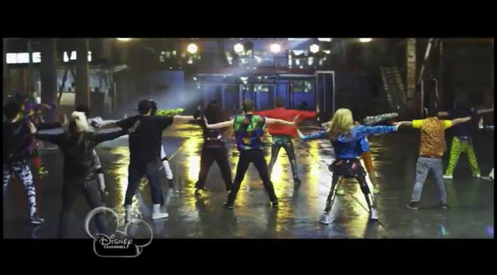 bscap0291 - 0    Bella And Zendaya-Watch Me-ScreenCaps 0