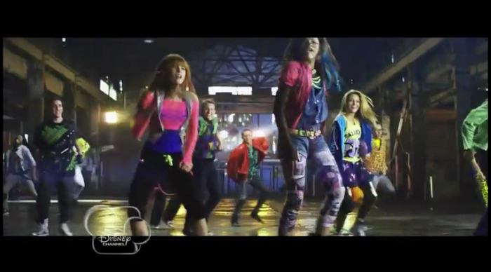 bscap0299 - 0    Bella And Zendaya-Watch Me-ScreenCaps 0