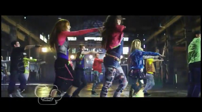 bscap0300 - 0    Bella And Zendaya-Watch Me-ScreenCaps 0