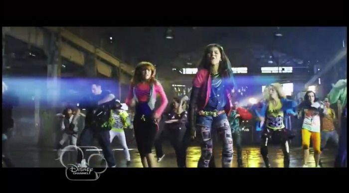 bscap0307 - 0    Bella And Zendaya-Watch Me-ScreenCaps 0