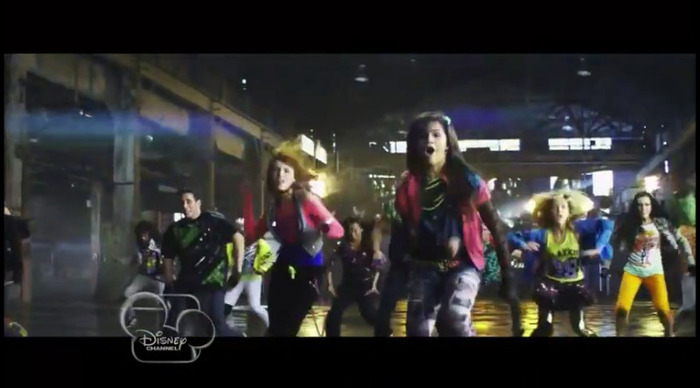 bscap0308 - 0    Bella And Zendaya-Watch Me-ScreenCaps 0
