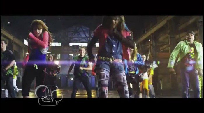 bscap0310 - 0    Bella And Zendaya-Watch Me-ScreenCaps 0