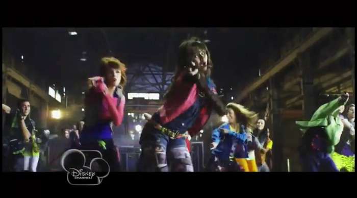 bscap0311 - 0    Bella And Zendaya-Watch Me-ScreenCaps 0