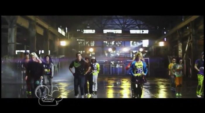 bscap0313 - 0    Bella And Zendaya-Watch Me-ScreenCaps 0