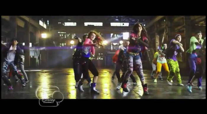 bscap0315 - 0    Bella And Zendaya-Watch Me-ScreenCaps 0