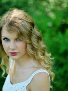 126497_taylor-swift-poses-for-a-photo-on-the-set-of-her-video-for-mine - Salut